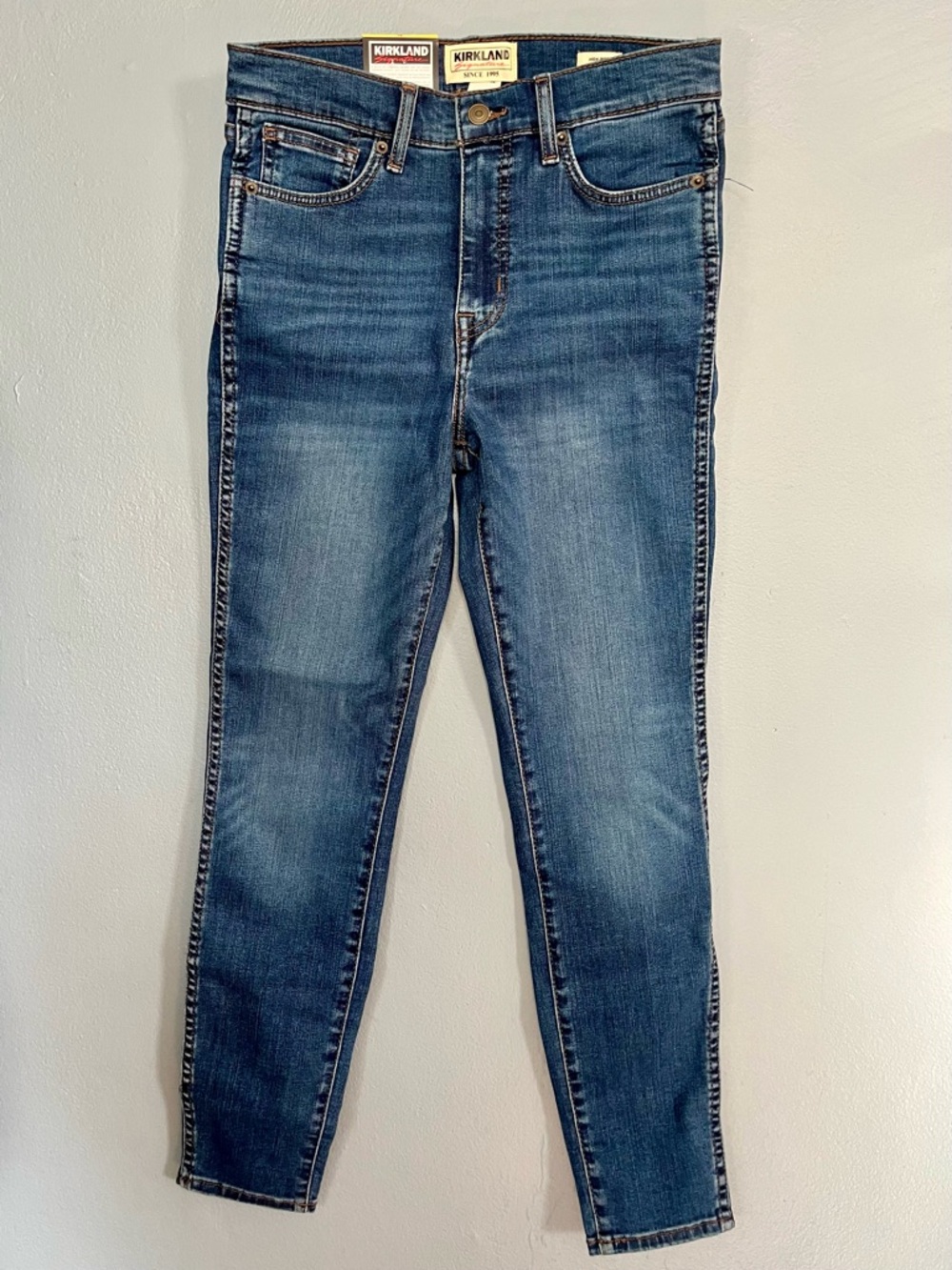 Kirkland high rise skinnies. Size 6. NEW WITH TAGS. Perfect Everyday Denim.
